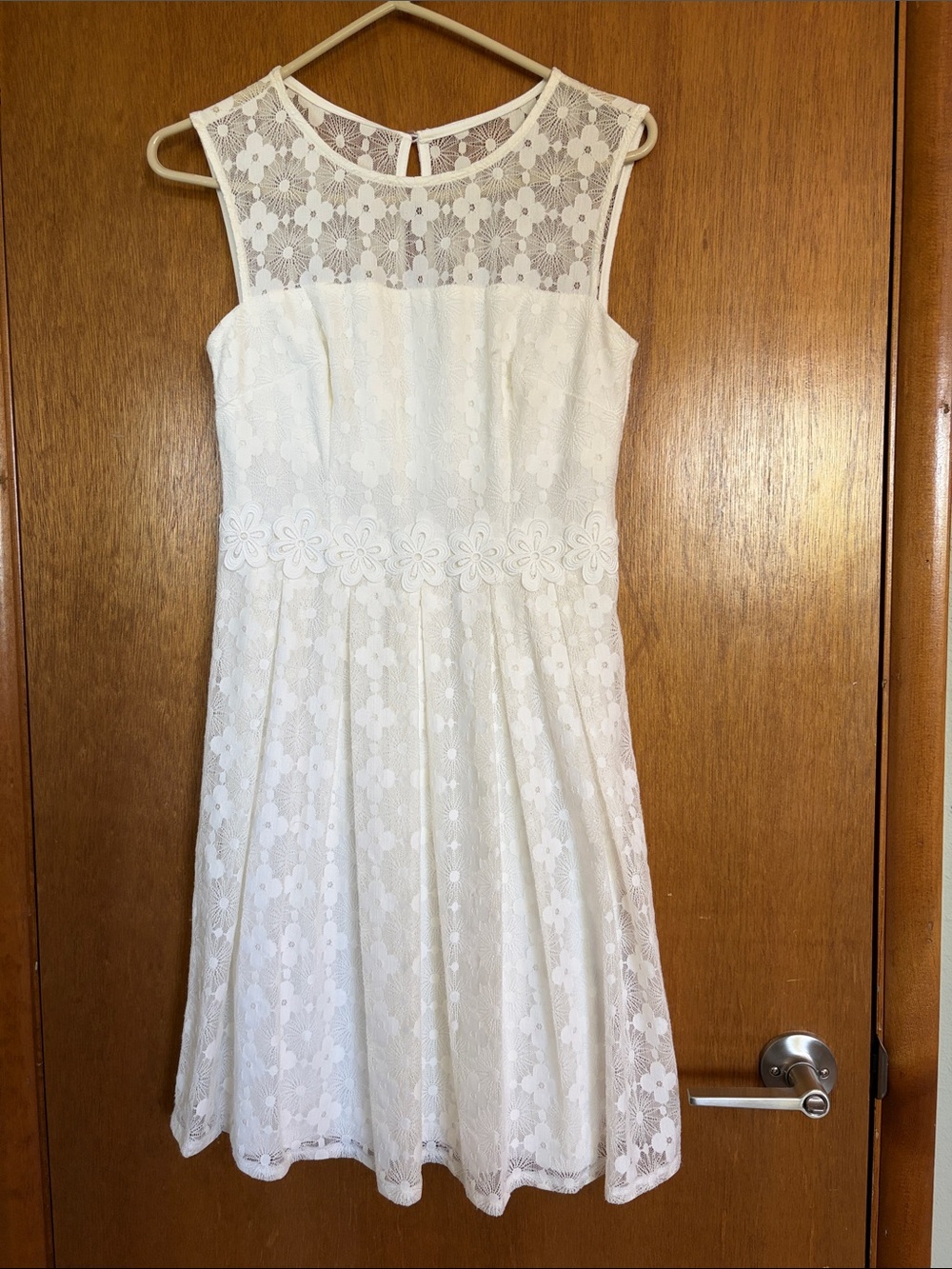 London Times White Floral Lace Sleeveless Dress